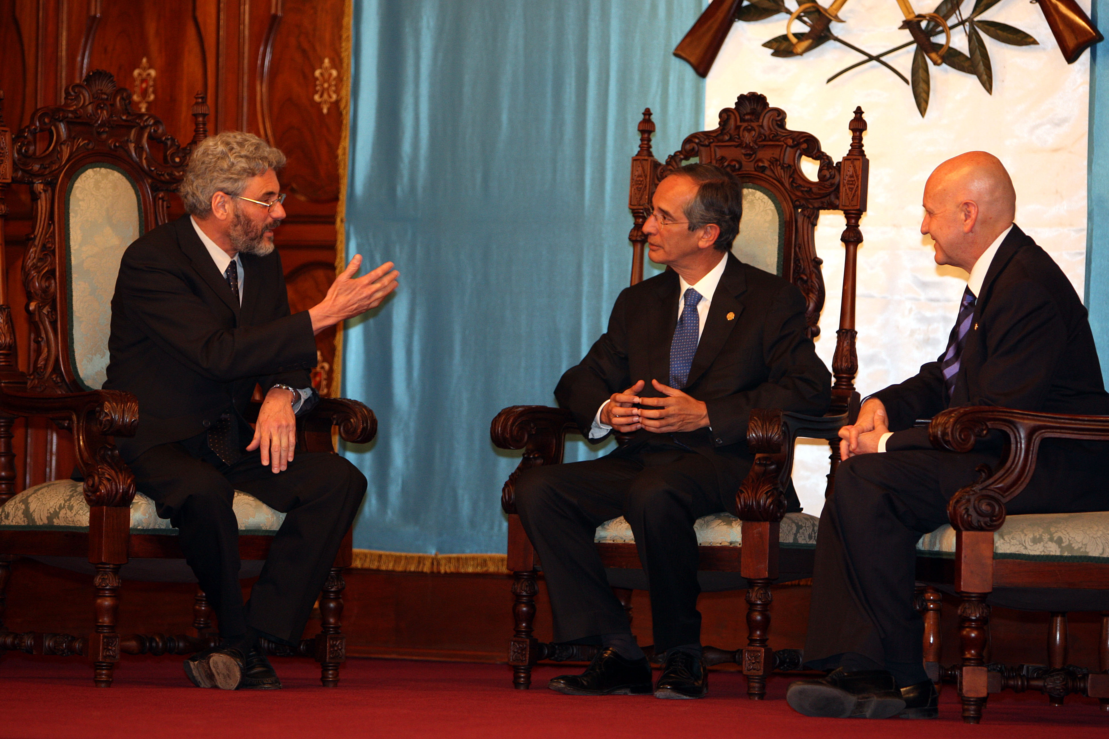 O embaixador brasileiro Luiz Antonio Fachini conversando com o presidente da Guatemala, Álvaro Colom, durante a cerimônia de entrega de suas credenciais.